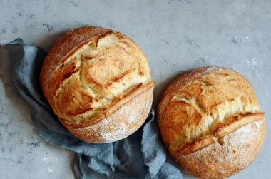 Gri arka planda taze ev yapımı ekmek. Kıtır. Fransız ekmeği. Leavenda ekmek. Mayasız ekmek