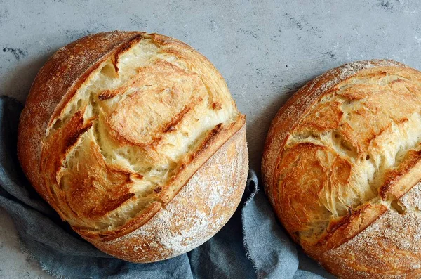 Gri arka planda taze ev yapımı ekmek. Kıtır. Fransız ekmeği. Leavenda ekmek. Mayasız ekmek