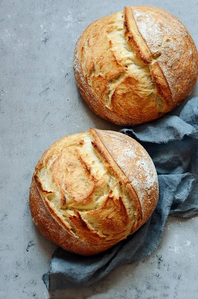 Świeży Chleb Domowej Roboty Szarym Tle Chrupiące Francuski Chleb Chleb — Zdjęcie stockowe
