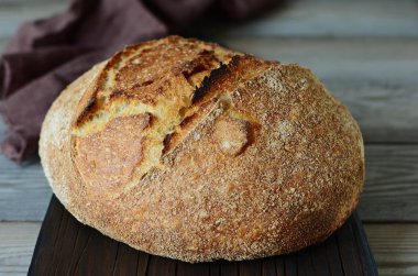 Gri arka planda taze ev yapımı ekmek. Kıtır. Fransız ekmeği. Leavenda ekmek. Mayasız ekmek