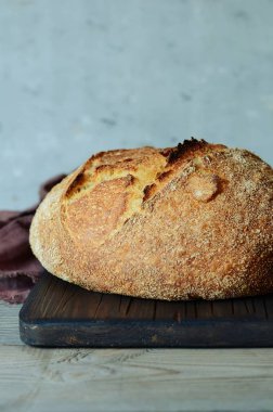 Gri bir arka plan üzerinde taze ev yapımı ekmek. Net. Fransız ekmeği. Ekmek, Maya. Mayasız ekmek. Öğle yemeği zamanı