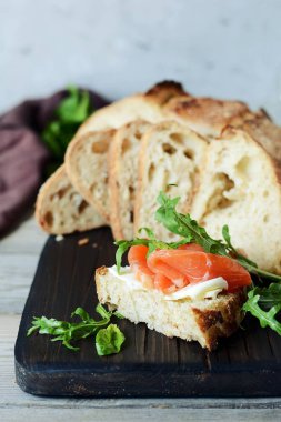 Ev yapımı ekmek tost füme somon ile bir açık sandviç. Bruschetta, Smrrebrod