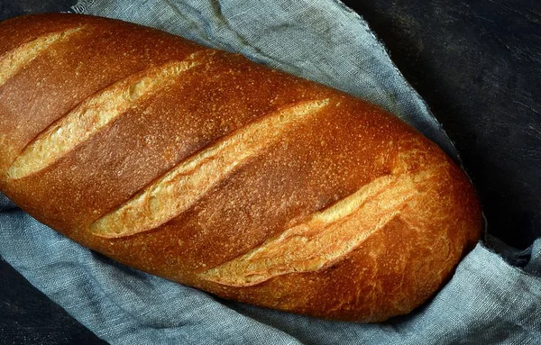Verse Zelfgemaakte Brood Een Snijplank Tegen Een Donkere Achtergrond Stokbrood — Stockfoto