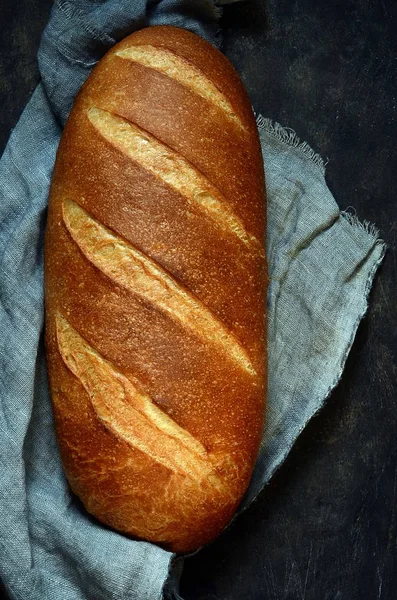 Świeże Domowe Pieczywo Pokładzie Cięcia Ciemnym Tle Francuski Chleb Świeże — Zdjęcie stockowe