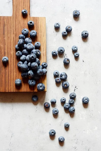 Organik Yaban mersini çilek bir ahşap tahta üzerinde. Yaz hafif tatlı çilek gri bir arka plan üzerinde. Sağlıklı gıda. Yaz ve sağlıklı gıda kavramı. Düz yatıyordu, en iyi görünümü.