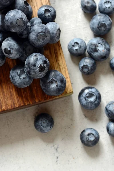 Organik Yaban mersini çilek bir ahşap tahta üzerinde. Yaz hafif tatlı çilek gri bir arka plan üzerinde. Sağlıklı gıda. Yaz ve sağlık
