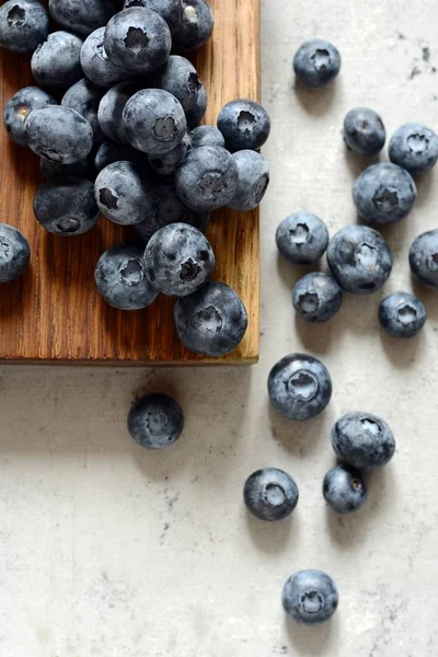 Organik Yaban mersini çilek bir ahşap tahta üzerinde. Yaz hafif tatlı çilek gri bir arka plan üzerinde. Sağlıklı gıda. Yaz ve sağlık