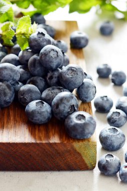 Organik Yaban mersini çilek bir ahşap tahta üzerinde. Yaz hafif tatlı çilek gri bir arka plan üzerinde. Sağlıklı gıda. Yaz ve sağlık