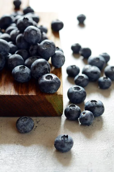 Organik Yaban mersini çilek bir ahşap tahta üzerinde. Yaz hafif tatlı çilek gri bir arka plan üzerinde. Sağlıklı gıda. Yaz ve sağlık