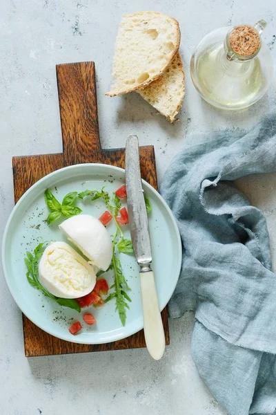 Queijo Búfalo Mussarela Prato Jantar Com Folhas Salsa Tomate Arugula — Fotografia de Stock