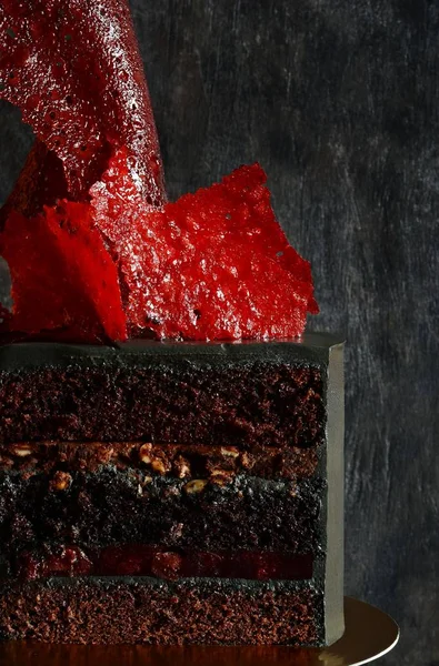 Extravagante Torte Von Schwarzer Farbe Mit Leuchtend Rotem Karamelldekor Glamouröse — Stockfoto
