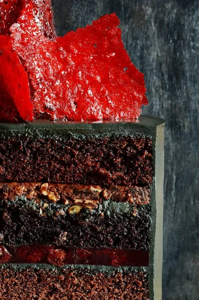 Extravagante Torte Von Schwarzer Farbe Mit Leuchtend Rotem Karamelldekor Glamouröse — Stockfoto