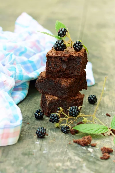 Hausgemachte Schokoladenbrownies Mit Frischen Waldbeeren Auf Grauem Holzhintergrund Selektiver Fokus — Stockfoto