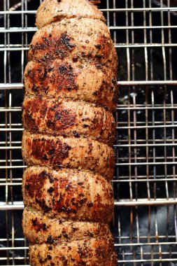 Sığır filetosu içinde baharatlar, Marine otlar. Çiğ et ızgara. Barbekü. Dana Bonfile. Biftek akşam yemeği için