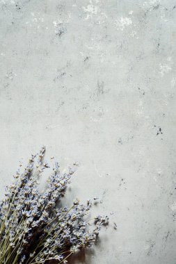 Closeup lavanta çiçeklenir. Lavanta çiçek ahşap arka plan üzerinde bir demet. Lavanta kuru. Seçici odak, kopya alanı. Mor lavanta çiçekleri