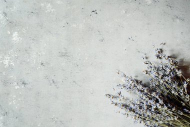 Closeup lavanta çiçeklenir. Lavanta çiçek ahşap arka plan üzerinde bir demet. Lavanta kuru. Seçici odak, kopya alanı. Mor lavanta çiçekleri