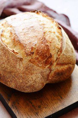 Gri arka planda taze ev yapımı ekmek. Kıtır. Fransız ekmeği. Leavenda ekmek. Mayasız ekmek