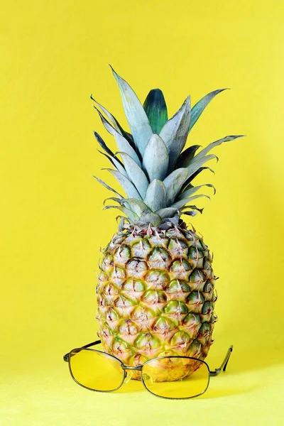 Ananas Con Occhiali Sole Gialli Fondo Giallo Spiaggia Tema Tropicale — Foto Stock