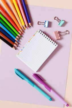 Geri okul kavramı - okul büro malzemeleri. Ahşap Ofis masaları renkli malzemeleri ve kopya alanı ile üst görünümünü. Tasarım ve sanat kavramı 