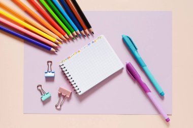 Geri okul kavramı - okul büro malzemeleri. Ahşap Ofis masaları renkli malzemeleri ve kopya alanı ile üst görünümünü. Tasarım ve sanat kavramı 