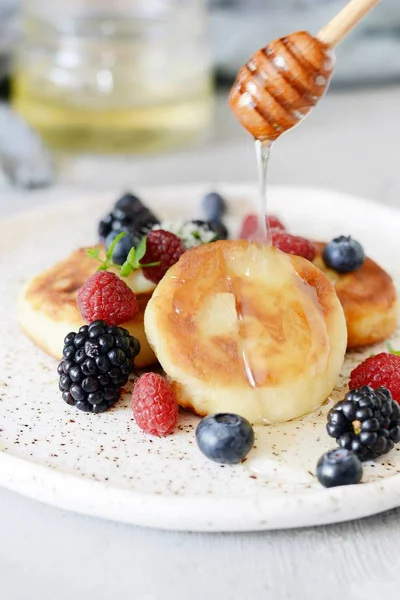 Sonntag Frühstück Mit Käsekuchen Honig Frischen Beeren Und Minze Quark — Stockfoto
