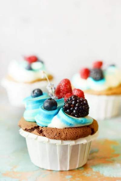 Schokoladen Cupcaks Mit Vanillecreme Und Beeren Auf Altem Hintergrund Selektiver — Stockfoto