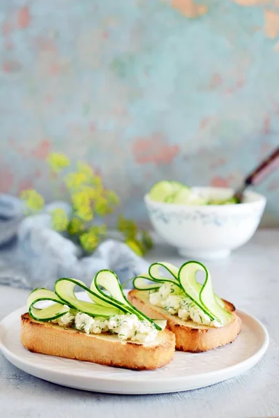 Sandwich with cream cheese and fresh cucumber. Close-up. Vegetarian fitness sandwich with cottage cheese, cucumber and dill, breakfast. English sandwich