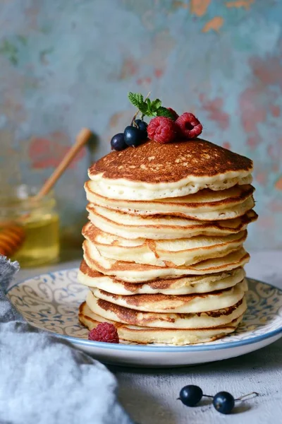 Ein Stapel Üppiger Puncakes Zum Frühstück Auf Grauem Hintergrund Hoher — Stockfoto