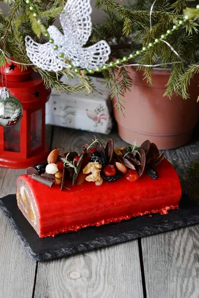 Ahşap zemin üzerine çikolata yule log Noel kek. Geleneksel Noel tatlısı. Festival atmosferi, ruh hali.