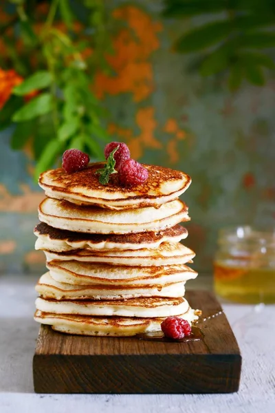 Ein Stapel Üppiger Puncakes Zum Frühstück Auf Grauem Hintergrund Hoher — Stockfoto