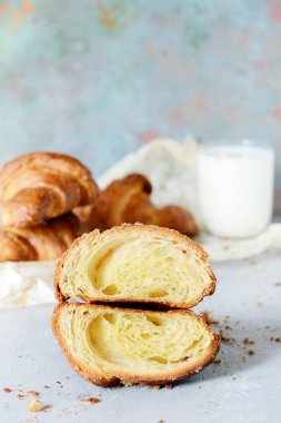 Bir bardak süt Kahvaltı, seçici odak, kopya alanı ile Fransız taze gevrek kruvasan