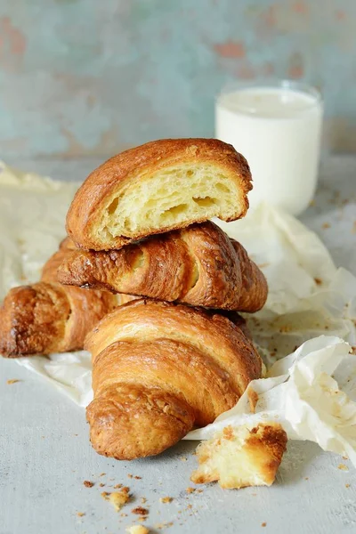 Croissant Croustillant Frais Français Avec Verre Lait Pour Petit Déjeuner — Photo