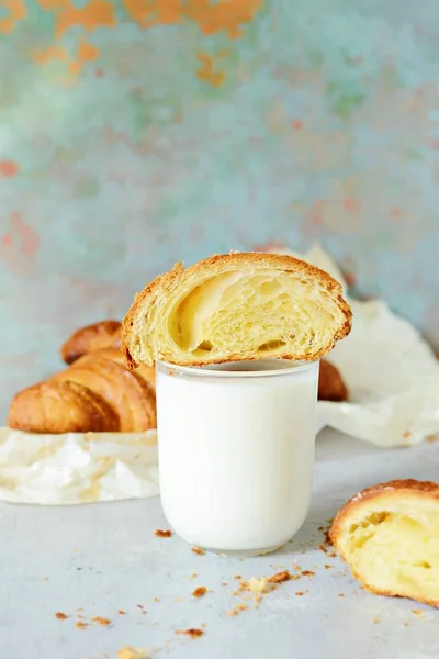 Croissant Fresco Croccante Francese Con Bicchiere Latte Prima Colazione Messa — Foto Stock