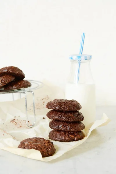 Runde Gebackene Schokoladenkekse Und Eine Flasche Milch Auf Hellem Hintergrund — Stockfoto