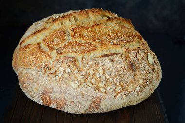 Keten tohumu bütün buğday ve çavdar unu, kabak ve yulaf gevreği kahverengi bir arka plan üzerinde taze ev yapımı ekmek. Net. Fransız ekmeği. Ekmek, Maya. Mayasız ekmek. Öğle yemeği zamanı