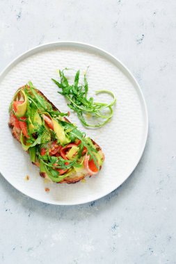 Avokado, somon, taze yaprak roka ve balsamik ile Brusctta. Odaya Servis Kahvaltı taze organik Yeşiller, atıştırmalıklar, gravlax