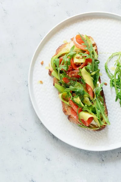 Brusctta Com Abacate Salmão Folhas Frescas Arugula Balsâmico Café Manhã — Fotografia de Stock