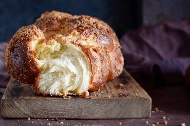 Challah veya Hala bir geleneksel Yahudi tatlı taze sabbath ekmek ekmek, taze çörek kesme tahtası olduğunu. Börek ekmek kahvaltı masasında. Bu altın sır börek çörek övünme pişmiş. 