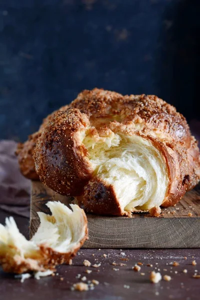 Challah veya Hala bir geleneksel Yahudi tatlı taze sabbath ekmek ekmek, taze çörek kesme tahtası olduğunu. Börek ekmek kahvaltı masasında. Bu altın sır börek çörek övünme pişmiş. 