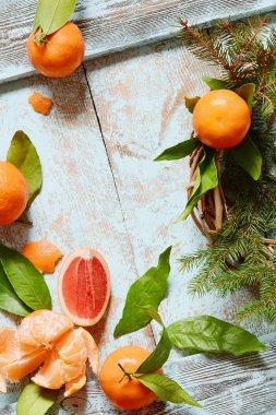 Portakal, mandalina, greyfurt yaprakları ve bir Noel ağacı dalları ile çelenk. Noel, yeni yıl, kavram, kopya alanı. Taze turuncu kompozisyon. Şenlikli ruh hali, tatil
