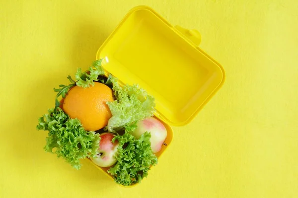 Lancheira Com Comida Suco Laranja Maduro Maçãs Folha Alface Fundo — Fotografia de Stock