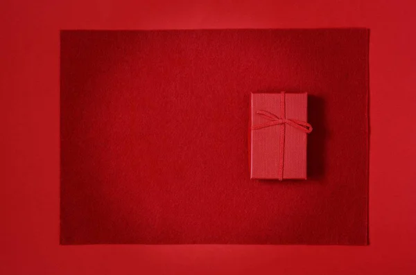 Rote Geschenkschachtel Auf Rotem Hintergrund Romantisches Geschenk Zum Valentinstag Ansicht — Stockfoto