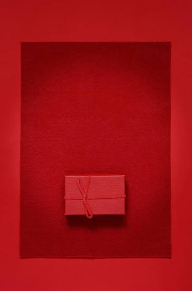 Rote Geschenkschachtel Auf Rotem Hintergrund Romantisches Geschenk Zum Valentinstag Ansicht — Stockfoto