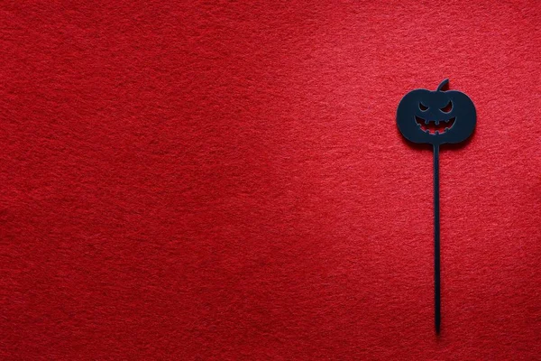 Espetos Madeira Forma Uma Abóbora Para Halloween Fundo Vermelho Espaço — Fotografia de Stock
