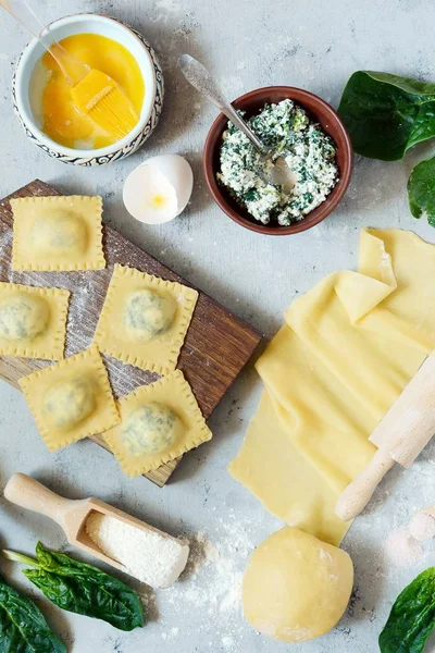 Raviolli Hausgemachte Pasta Mit Ricotta Und Spinat Auf Blauem Hintergrund — Stockfoto
