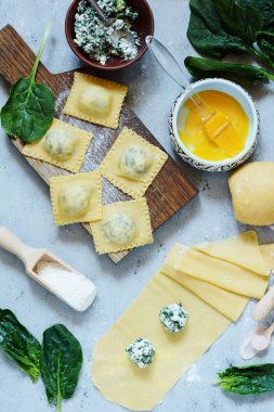 Raviolli ricotta ve ıspanak bir mavi arka plan, geleneksel İtalyan mutfağı, üstten görünüm ile ev yapımı makarna pişirme