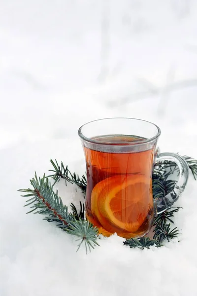 一杯热茶 雪上有橘子片 冷杉分枝 圣诞节的心情 — 图库照片