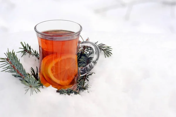 Una Taza Caliente Con Rodajas Naranja Nieve Ramas Abeto Humor —  Fotos de Stock