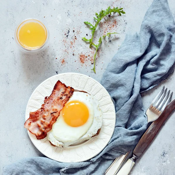 Plate Breakfast Fried Eggs Bacon Rye Bread Toast Gray Background — Stock Photo, Image