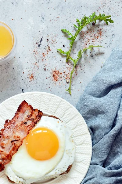 早餐板 配有煎蛋 培根和黑麦面包吐司 英式早餐 — 图库照片